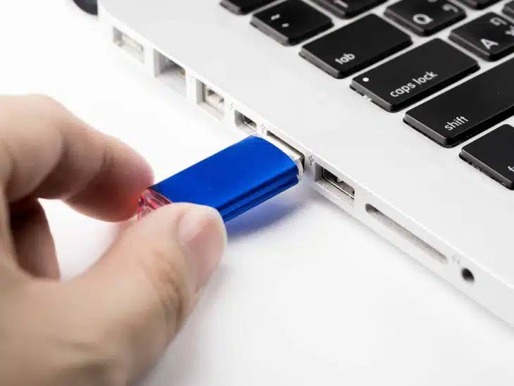 Branchement d'une clé USB